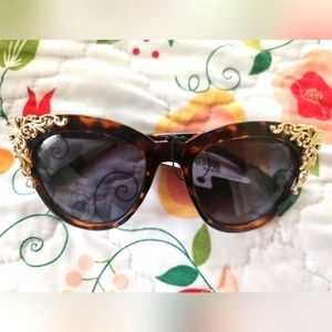 Foster Grant modified cats eye sunglasses